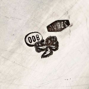 Lotto composto da piattino circolare, zuccheriera a due manici e piattino svuotatasche. Varie manifatture italiane del XX secolo  - Asta Argenti - Associazione Nazionale - Case d'Asta italiane