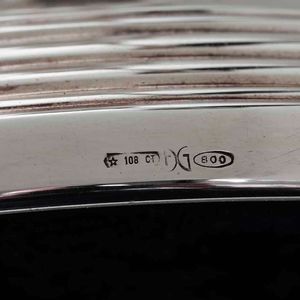 Coppia di candelabri in argento. Argenteria siciliana del XX-XXI secolo, Catania  - Asta Argenti - Associazione Nazionale - Case d'Asta italiane