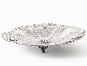 Alzata in argento fuso, sbalzato e cesellato. Argenteria italiana del XX secolo  - Asta Argenti - Associazione Nazionale - Case d'Asta italiane