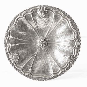 Alzata in argento fuso, sbalzato e cesellato. Argenteria italiana del XX secolo  - Asta Argenti - Associazione Nazionale - Case d'Asta italiane