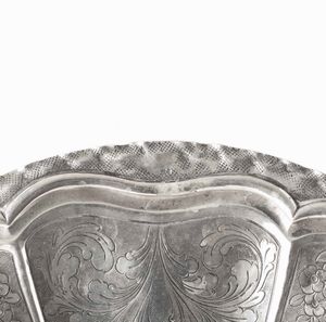 Alzata in argento fuso, sbalzato e cesellato. Argenteria italiana del XX secolo  - Asta Argenti - Associazione Nazionale - Case d'Asta italiane