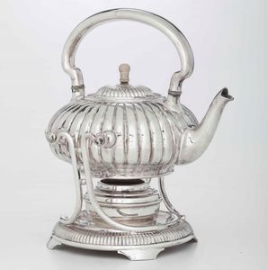 Samovar con corpo costolato in metallo argentato. Inghilterra XX secolo  - Asta Argenti - Associazione Nazionale - Case d'Asta italiane