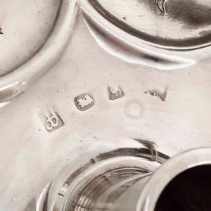 Bugia in argento fuso e sbalzato. Inghilterra, citt di Londra, marchi consunti di difficile lettura, probabile XVIII secolo  - Asta Argenti - Associazione Nazionale - Case d'Asta italiane