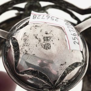 Colino da t in argento fuso e cesellato. Argenteria europea del XIX-XX secolo  - Asta Argenti - Associazione Nazionale - Case d'Asta italiane