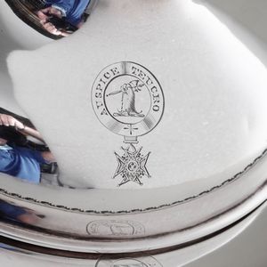 Portavivande con coperchio in argento fuso, sbalzato e cesellato. Londra 1856. Argentiere C.Fox e Gio Fox  - Asta Argenti - Associazione Nazionale - Case d'Asta italiane