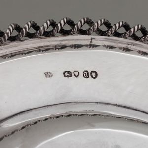 Portavivande con coperchio in argento fuso, sbalzato e cesellato. Londra 1856. Argentiere C.Fox e Gio Fox  - Asta Argenti - Associazione Nazionale - Case d'Asta italiane