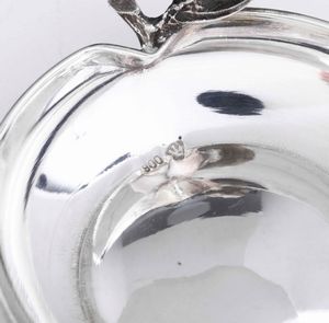 Coppetta a forma di mela in argento, Italia XX secolo e altra coppetta in argento con piedini, Egitto XX secolo  - Asta Argenti - Associazione Nazionale - Case d'Asta italiane