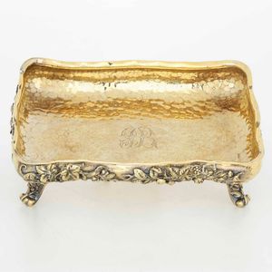 Centrotavola. Argento sterling fuso, martellato, cesellato e dorato. Manifattura anglosassone o americana del XX secolo  - Asta Argenti - Associazione Nazionale - Case d'Asta italiane