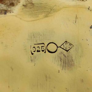 Centrotavola. Argento sterling fuso, martellato, cesellato e dorato. Manifattura anglosassone o americana del XX secolo  - Asta Argenti - Associazione Nazionale - Case d'Asta italiane