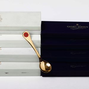 Dodici cucchiai con decorazioni floreali. Argento sterling dorato e smaltato. Annelise Bj�rner per Georg Jensen Danimarca, XX secolo  - Asta Argenti - Associazione Nazionale - Case d'Asta italiane