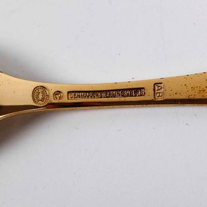 Dodici cucchiai con decorazioni floreali. Argento sterling dorato e smaltato. Annelise Bj�rner per Georg Jensen Danimarca, XX secolo  - Asta Argenti - Associazione Nazionale - Case d'Asta italiane