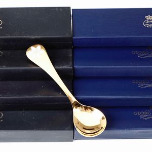 Dodici cucchiai con decorazioni floreali. Argento sterling dorato e smaltato. Annelise Bj�rner per Georg Jensen Danimarca, XX secolo. Annate diverse entro scatole originali  - Asta Argenti - Associazione Nazionale - Case d'Asta italiane