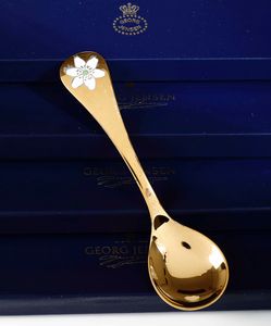 Dodici cucchiai con decorazioni floreali. Argento sterling dorato e smaltato. Annelise Bj�rner per Georg Jensen Danimarca, XX secolo. Annate diverse entro scatole originali  - Asta Argenti - Associazione Nazionale - Case d'Asta italiane