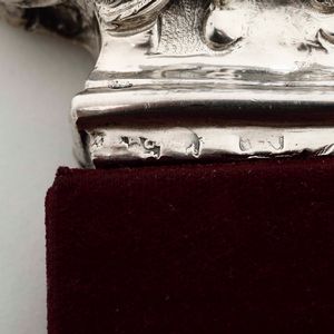 Due finali di croce in argento sbalzato con cherubini. Argenteria barocca italiana del XVIII secolo (Napoli?) Bolli consunti di difficile lettura  - Asta Argenti - Associazione Nazionale - Case d'Asta italiane