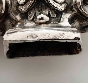 Due finali di croce in argento sbalzato con cherubini. Argenteria barocca italiana del XVIII secolo (Napoli?) Bolli consunti di difficile lettura  - Asta Argenti - Associazione Nazionale - Case d'Asta italiane