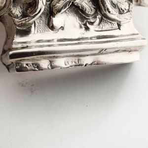 Due finali di croce in argento sbalzato con cherubini. Argenteria barocca italiana del XVIII secolo (Napoli?) Bolli consunti di difficile lettura  - Asta Argenti - Associazione Nazionale - Case d'Asta italiane