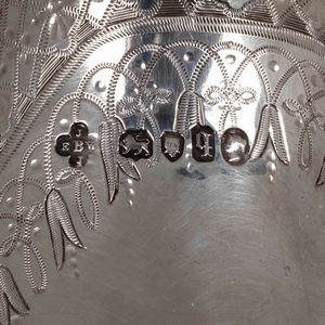 Lattiera e cestino in argento fuso, cesellato e dorato. Londra 1871  - Asta Argenti - Associazione Nazionale - Case d'Asta italiane