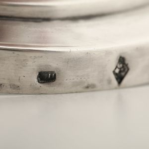 Coppia di candelieri in argento fuso, sbalzato e cesellato Regno sabaudo, primo quarto del XIX secolo, marchi di garanzia del titolo in uso dal 1803 al 1809 durante la dominazione napoleonica e altri bolli non identificati  - Asta Argenti - Associazione Nazionale - Case d'Asta italiane