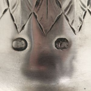 Coppia di candelieri in argento fuso, sbalzato e cesellato Regno sabaudo, primo quarto del XIX secolo, marchi di garanzia del titolo in uso dal 1803 al 1809 durante la dominazione napoleonica e altri bolli non identificati  - Asta Argenti - Associazione Nazionale - Case d'Asta italiane