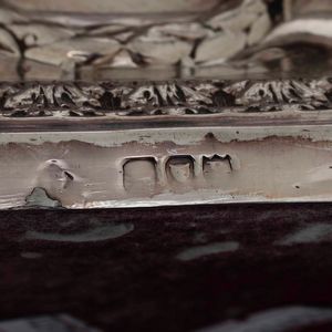 Coppia di candelieri in argento fuso, sbalzato e cesellato. Inghilterra XX secolo, probabilmente Londra; marchi consunti di difficile lettura  - Asta Argenti - Associazione Nazionale - Case d'Asta italiane