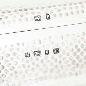 Scatola. Argento fuso e martellato. Interni in legno. Birmingham XX secolo  - Asta Argenti - Associazione Nazionale - Case d'Asta italiane