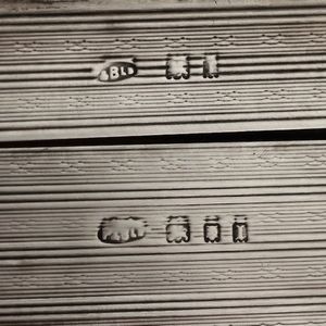 Due cofanetti. Argento fuso, sbalzato e cesellato. Uno Birmingham 1934 (argentiere non identificato) e uno Londra 1886 (argentiere non identificato)  - Asta Argenti - Associazione Nazionale - Case d'Asta italiane