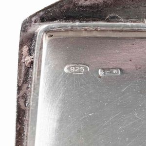 Lotto composto da quattro tabacchiere diverse. Una in argento 925 e tre in metallo argentato  - Asta Argenti - Associazione Nazionale - Case d'Asta italiane