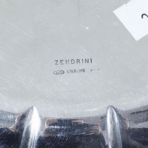 Piattino in argento sterling con moneta 500 lire. Argenteria artistica milanese del XX secolo. Argentiere AUGE per gioielleria Zendrini  - Asta Argenti - Associazione Nazionale - Case d'Asta italiane