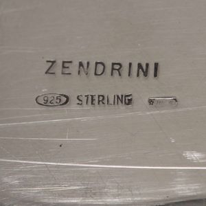 Piattino in argento sterling con moneta 500 lire. Argenteria artistica milanese del XX secolo. Argentiere AUGE per gioielleria Zendrini  - Asta Argenti - Associazione Nazionale - Case d'Asta italiane