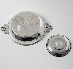 Coppetta e piattino in argento fuso e cesellato con talleri austriaci incastonati. Argenteria europea del XX secolo  - Asta Argenti - Associazione Nazionale - Case d'Asta italiane