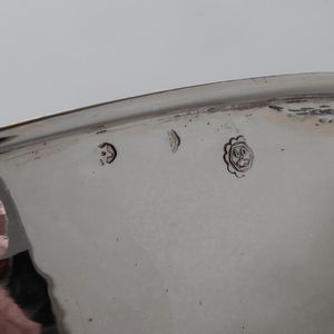 Coppetta e piattino in argento fuso e cesellato con talleri austriaci incastonati. Argenteria europea del XX secolo  - Asta Argenti - Associazione Nazionale - Case d'Asta italiane