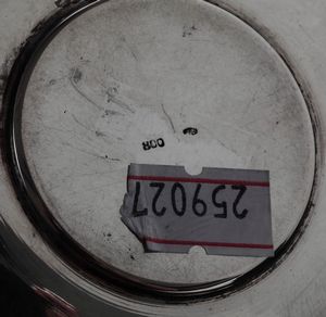 Coppetta e piattino in argento fuso e cesellato con talleri austriaci incastonati. Argenteria europea del XX secolo  - Asta Argenti - Associazione Nazionale - Case d'Asta italiane