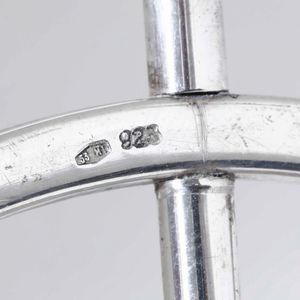 Lente da tavolo in argento a forma di timone. Argenteria artistica milanese del XX secolo. Argentiere Kohler & Schaefer  - Asta Argenti - Associazione Nazionale - Case d'Asta italiane