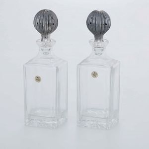 Coppia di bottiglie in cristallo con tappi in argento. Italia XX secolo  - Asta Argenti - Associazione Nazionale - Case d'Asta italiane