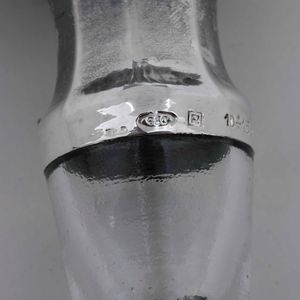 Coppia di bottiglie in cristallo con tappi in argento. Italia XX secolo  - Asta Argenti - Associazione Nazionale - Case d'Asta italiane