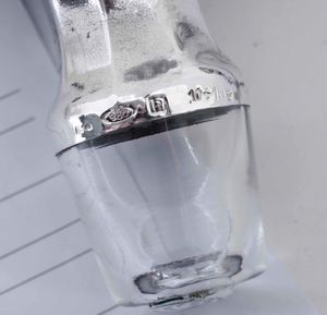 Coppia di bottiglie in cristallo con tappi in argento. Italia XX secolo  - Asta Argenti - Associazione Nazionale - Case d'Asta italiane