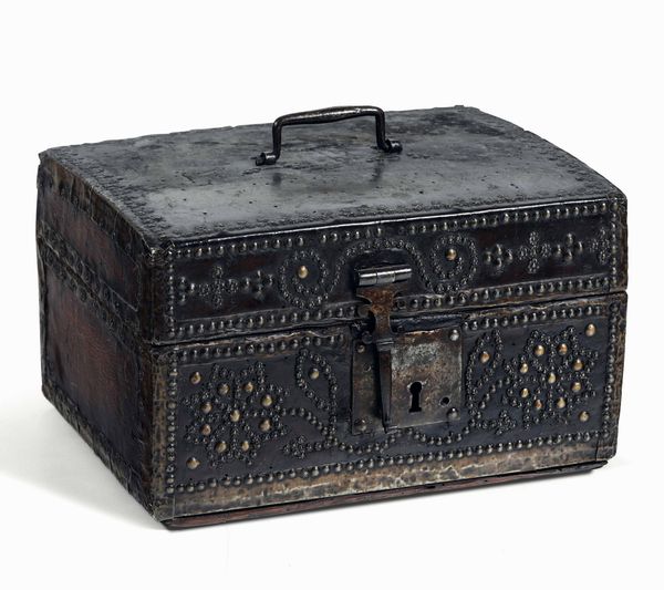 Cofanetto rivestito in pelle decorato da inserti in metallo. XVII secolo  - Asta Scultura - Associazione Nazionale - Case d'Asta italiane
