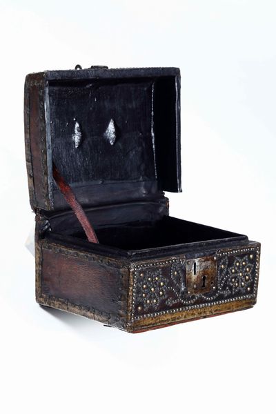 Cofanetto rivestito in pelle decorato da inserti in metallo. XVII secolo  - Asta Scultura - Associazione Nazionale - Case d'Asta italiane