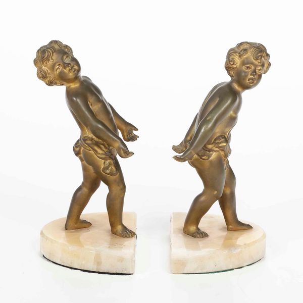 Due putti reggilibro in bronzo dorato. XIX secolo  - Asta Scultura - Associazione Nazionale - Case d'Asta italiane