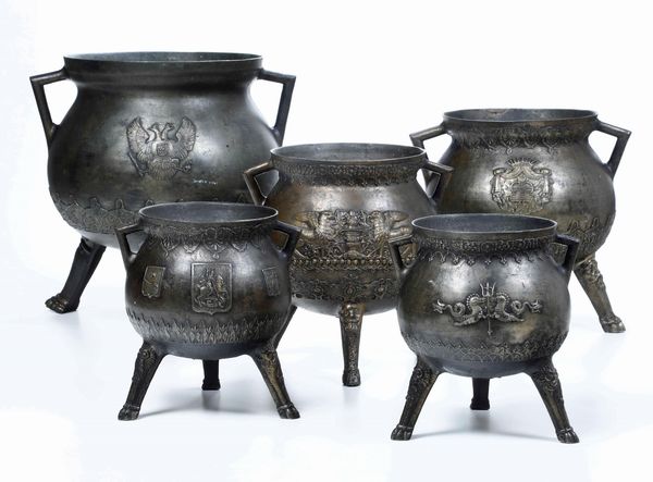 Collezione di 5 calderoni in bronzo, dimensioni e decori diversi. Russia, Mosca XIX secolo  - Asta Scultura - Associazione Nazionale - Case d'Asta italiane