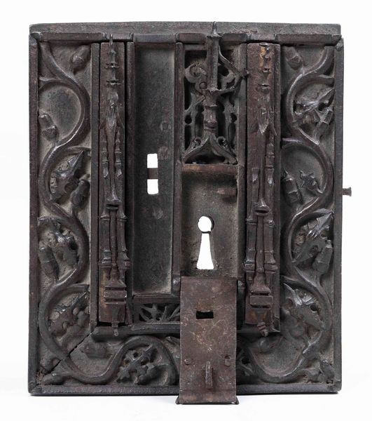 Antica serratura in ferro cesellato a motivi vegetali  - Asta Scultura - Associazione Nazionale - Case d'Asta italiane