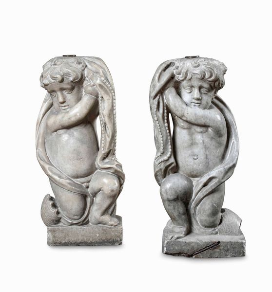 Coppia di putti genuflessi. Marmo bardiglio. Arte barocca italiana del XVII secolo  - Asta Scultura - Associazione Nazionale - Case d'Asta italiane