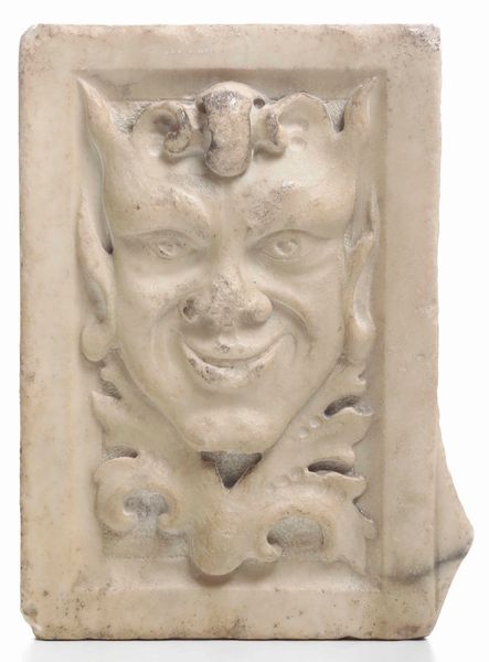 Frammento di mascherone in marmo scolpito. XVIII-XIX secolo  - Asta Scultura - Associazione Nazionale - Case d'Asta italiane