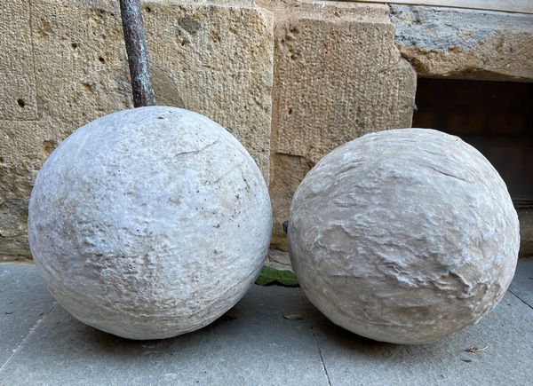 Coppia di antiche sfere in marmo  - Asta Scultura - Associazione Nazionale - Case d'Asta italiane