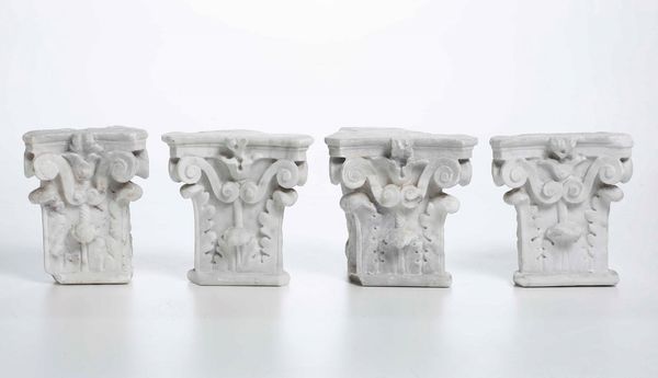 Quattro capitelli in marmo bianco scolpito. XIX secolo  - Asta Scultura - Associazione Nazionale - Case d'Asta italiane
