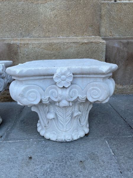 Coppia di capitelli in marmo bianco di Carrara. XX secolo  - Asta Scultura - Associazione Nazionale - Case d'Asta italiane