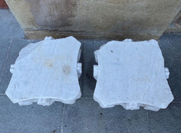 Coppia di capitelli in marmo bianco di Carrara. XX secolo  - Asta Scultura - Associazione Nazionale - Case d'Asta italiane