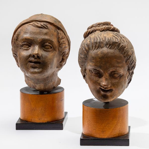 Testa di fanciullo e di fanciulla in terracotta su base in legno. Plasticatore del XIX-XX secolo  - Asta Scultura - Associazione Nazionale - Case d'Asta italiane