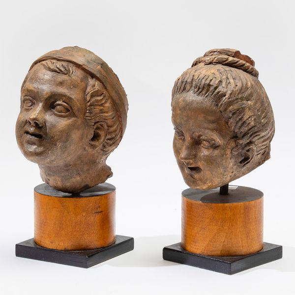 Testa di fanciullo e di fanciulla in terracotta su base in legno. Plasticatore del XIX-XX secolo  - Asta Scultura - Associazione Nazionale - Case d'Asta italiane