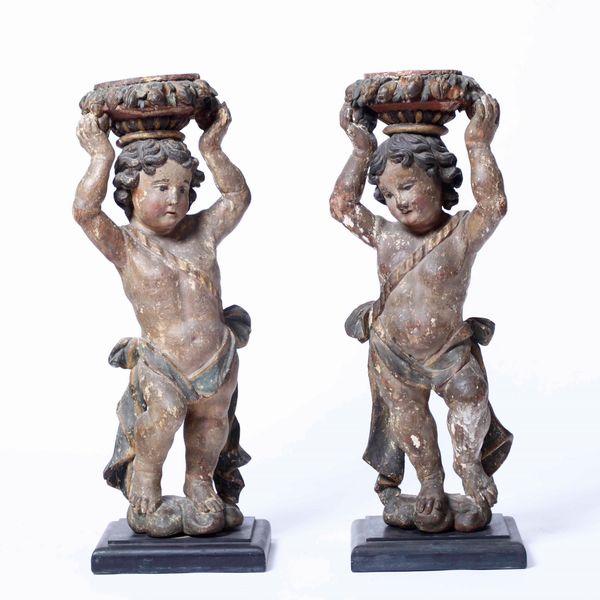 Coppia di putti in legno scolpito e dipinto. Arte barocca del XVII secolo  - Asta Scultura - Associazione Nazionale - Case d'Asta italiane
